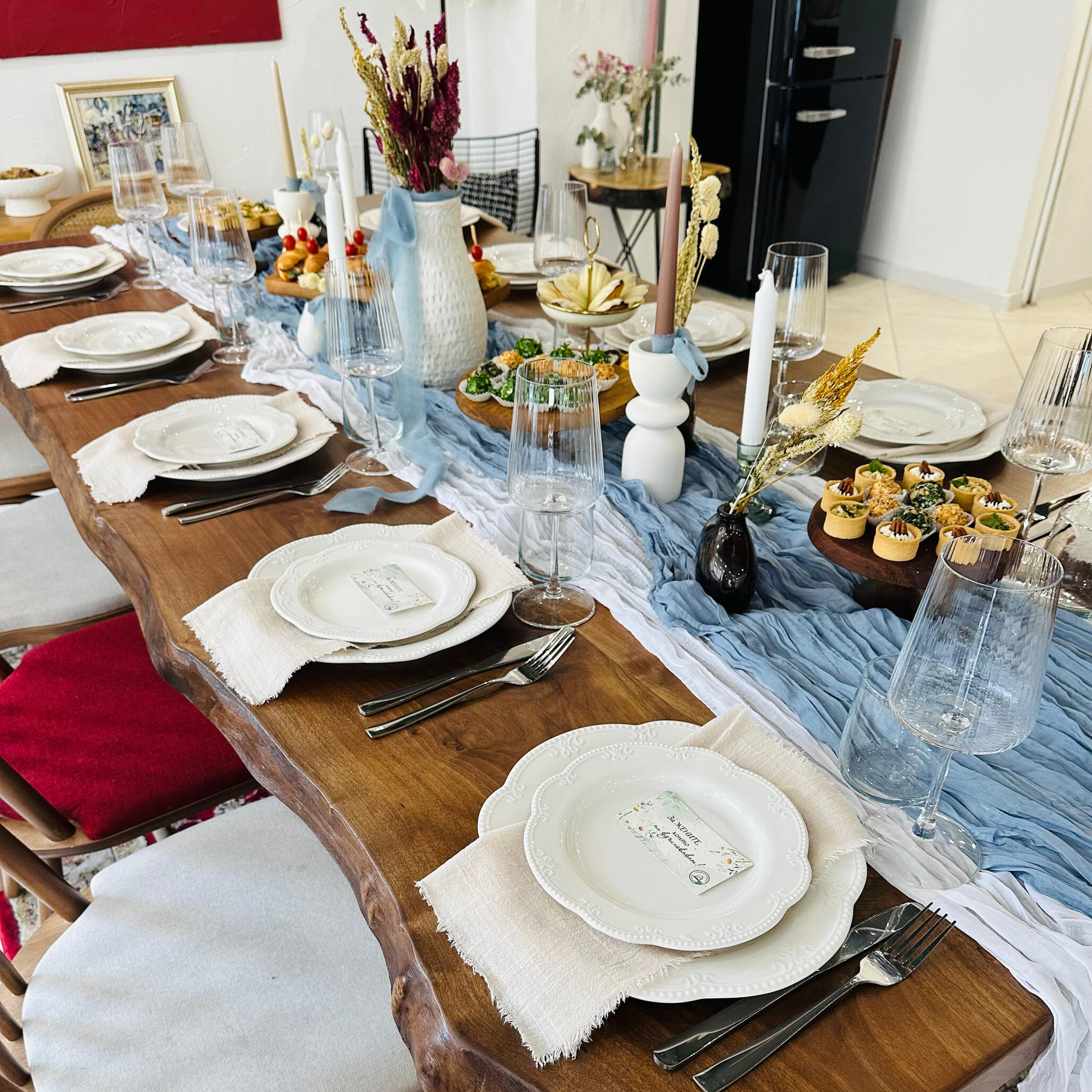 Красива маса за бебешка погача Подредба на маса за погача