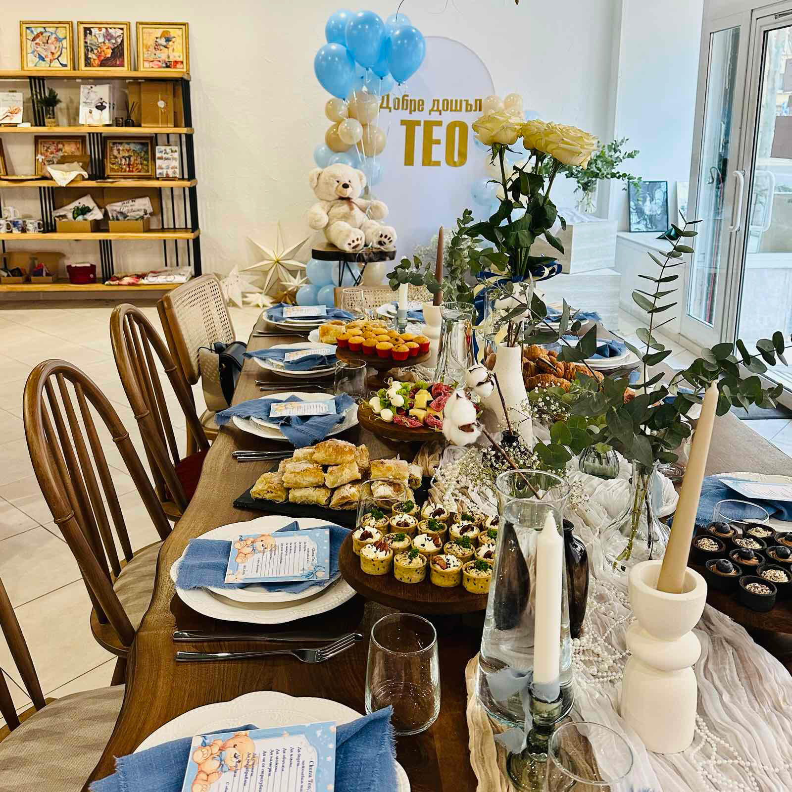 Декорирана и подредена маса за погача