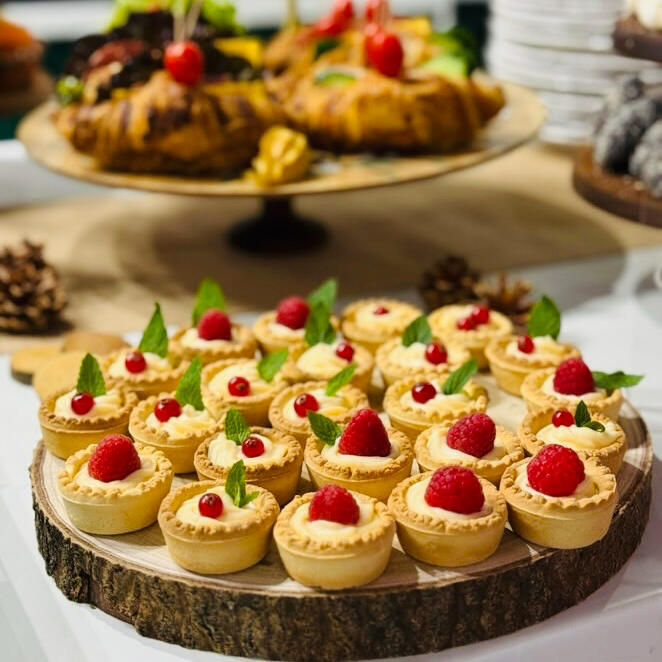 Различни хапки подходящи да посрещнете и най-претенциозните гости.