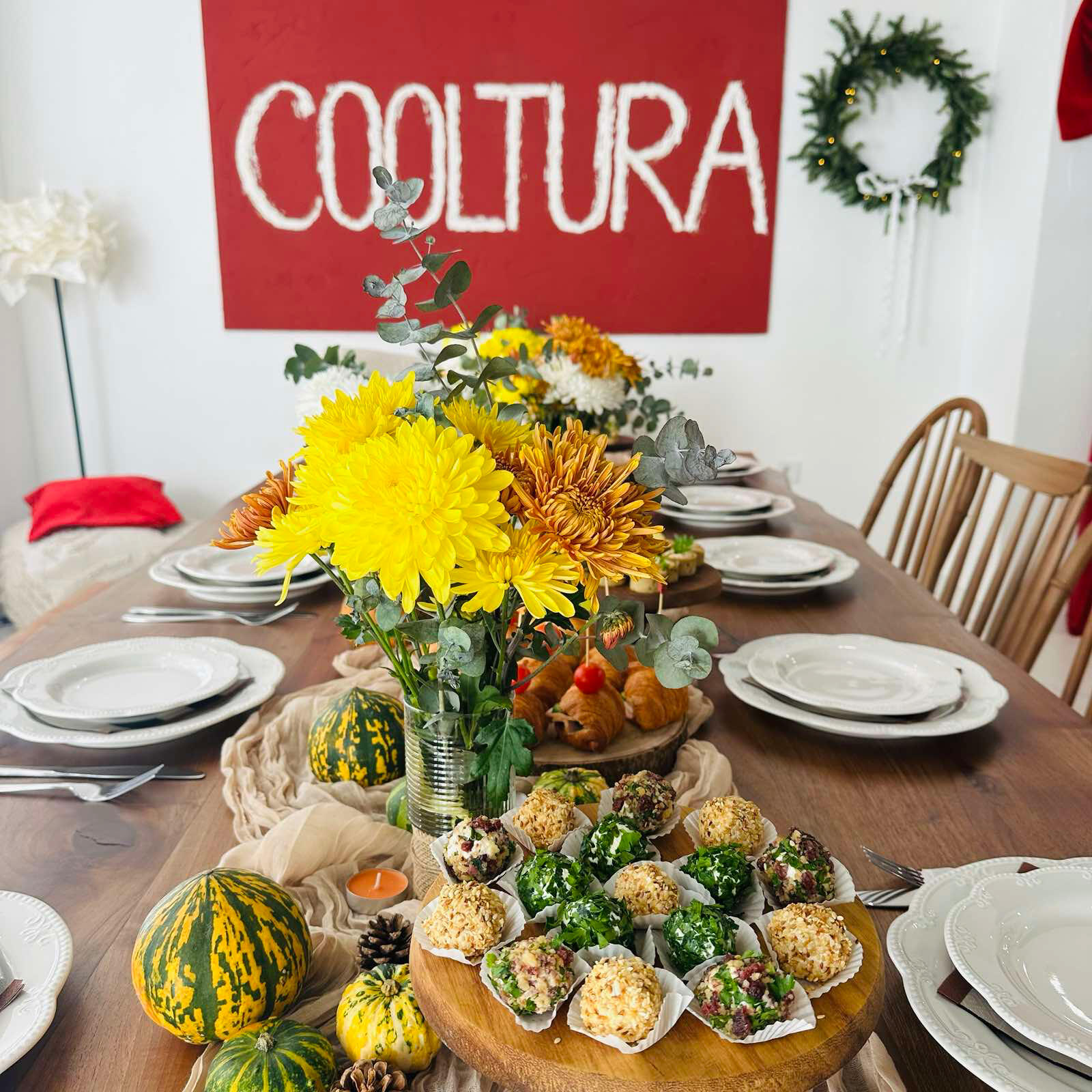 Подредена маса за погача Съдействие за аранжировки за погачи.